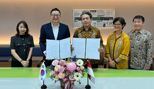 좌측부터 지씨셀의 전지원 본부장, 제임스 박 대표, Bifarma의 Dr. Sandy Qlintang, President Director, Kalbe의 Irawati Setiady, President Director, Sie Djohan, Director