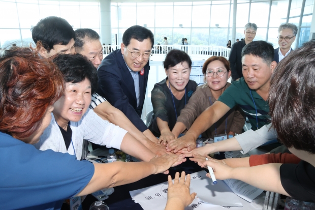 경주시가 9일 경주 예술의전당에서 ‘APEC 정상회의 성공개최를 위한 분야별 시민실천방안’을 주제로 제15회 시민원탁회의를 개최했다.