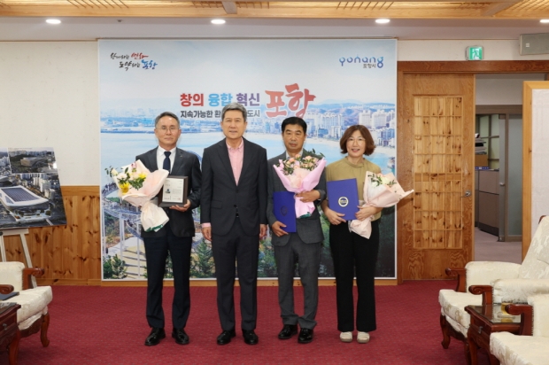 왼쪽부터 김동준 용두2리 이장, 이강덕 포항시장, 최윤복 주무관, 이선경 그린웨이추진과 도시숲관리팀장.
