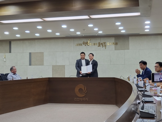 양세모 인천중소기업인 대표가 유정복 인천시장에 건의문을 전달했다.