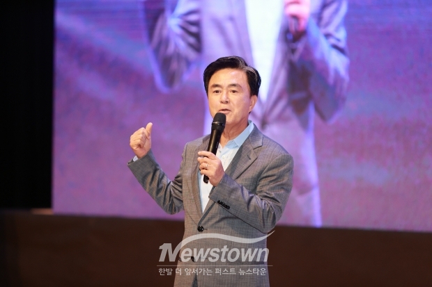 김태흠 충남도지사가 9월 20일 민선8기 3년차 시군 방문 마지막 일정으로 당진시를 방문했다. 도민과의 대화는 당진시청 대강당에서 오성환 당진시장과 시민 등 600여 명이 참석한 가운데 진행됐다.