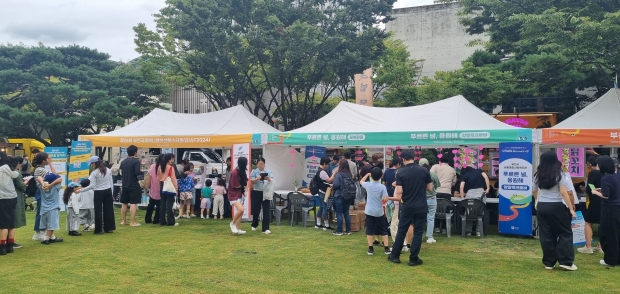 2024 부천 청년주간행사 ‘무한열정, Boost-Up!!’에서 시민들이 체험 부스에 참여하고 있다.
