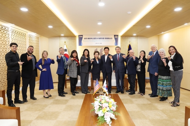 조용익 부천시장 미국 자매도시 베이커스필드시 대표단을 접견하고 함께 기념촬영하는 모습