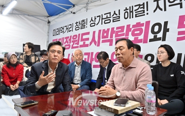 지난 10월 6일 저녁 김태흠 충남도지사(사진/좌측)가 세종시청 앞 광장에 마련된 천막에서 세종 국제정원도시박람회와 빛 축제 예산안 통과를 촉구하며 단식 농성을 벌이고 있는 최민호 세종시장(사진/우측)을 만나 안타까움을 표했다.