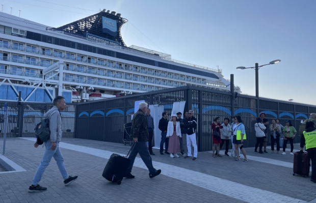 노르웨지안(Norwegian) 선사의 노르웨지안 스피릿 호(Norwegian Spirit)가 인천항 크루즈터미널에 입항하는 모습