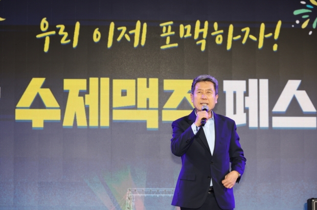 ‘제1회’ 포항수제맥주 페스티벌을 방문한 이강덕 포항시장