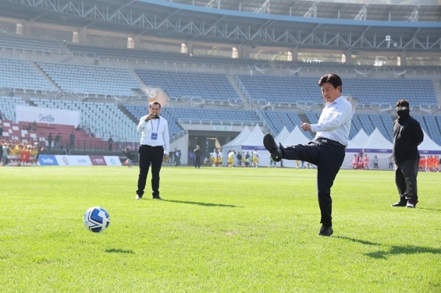 조용익 부천시장이 힘차게 시축을 하고 있다