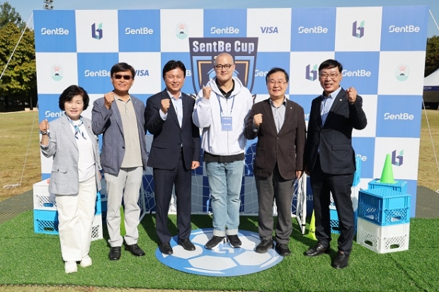 제1회 외국인 축구대회(센트비컵) 대표와 기념촬영하는 모습
