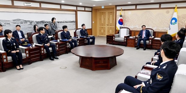 유정복 인천광역시장이 14일 시청 접견실에서 제79주년 경찰의 날 기념 '2024년 모범경찰 공무원 표창 수여식'에서 수상자들을 격려하고 있다.