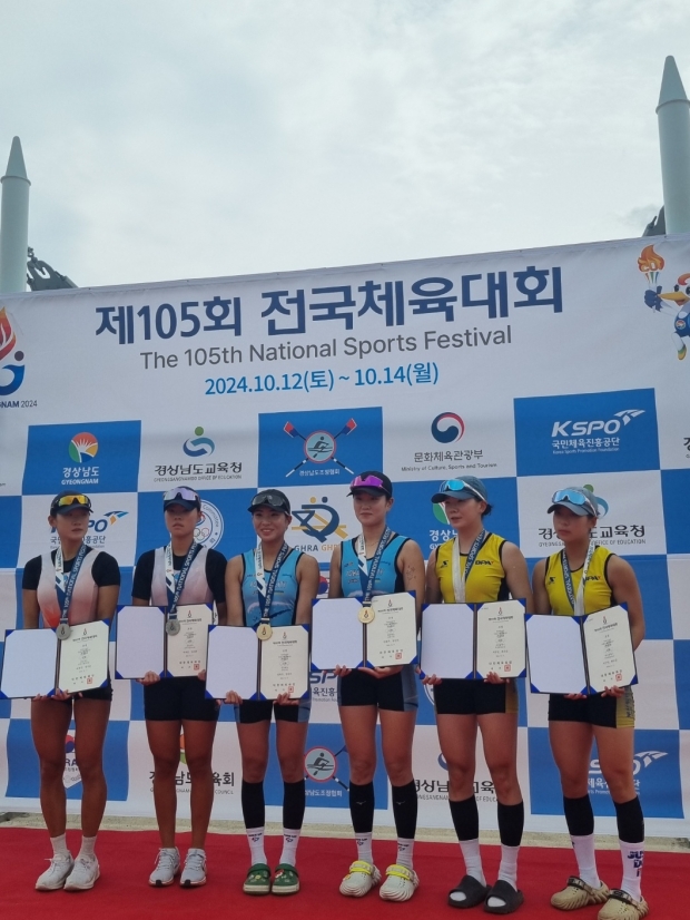 조정 여자 경량급 더블스컬 금메달 안희주(왼쪽 3번째)와 장민이(왼쪽에서 4번째)