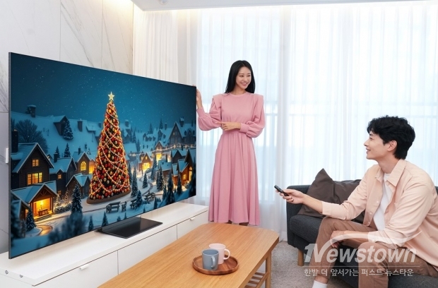 삼성전자 모델이 삼성전자 AI TV를 통해 인공지능 기반인 ‘생성형 배경화면(Generative Wallpaper)’ 기능을 체험하는 모습 / 사진=삼성전자 제공