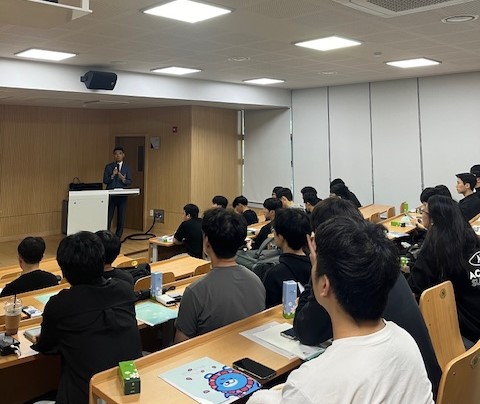 16일(수) 강원대 삼척캠퍼스에서 개최된 채용설명회에서 한전산업개발 인사운영실 강도욱 실장이 학생들을 대상으로 교육을 하고 있다.