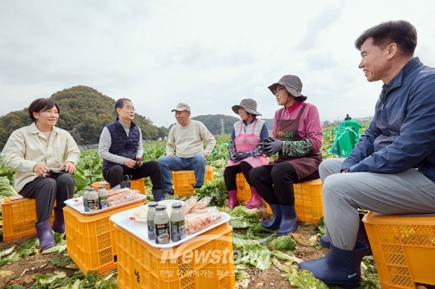 한덕수 국무총리는 이날 동행한 송미령 농림축산식품부 장관에게 “농식품부와 농촌진흥청, 지방자치단체가 협력해 배추 출하 전까지 가격 안정에 만전을 기해 달라”고 당부했다.