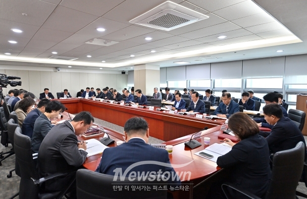 김태흠 충남도지사 “사업을 추진하는 과정에서 어려움에 봉착하면 양 부지사를 비롯해 도지사인 저와 협의를 해서 해결해 나가자”며 “모든 일에는 타이밍이 중요한데, 시기를 놓쳐서 일을 그르치는 사례가 발생하지 않도록 주의해 달라”고 당부했다.
