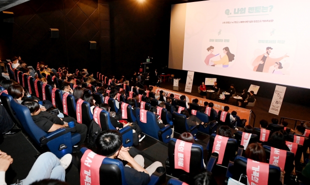 유정복 인천광역시장이 2일 남동구 CGV인천에서 열린 '자립준비청년 토크&무비데이'에서 참석자들과 공감토크를 하고 있다.