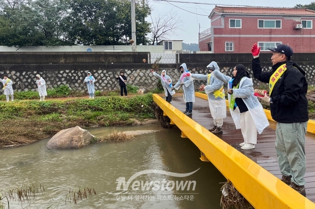 김해시가 지난 11월 1일 서낙동강유역 신어천에서 인제대학교 학생들과 함께 수질정화, 녹조와 악취 제거 효과가 있는 EM흙공 200여개를 하천에 투척하고 하천변 쓰레기를 주우며 비점오염물질 저감을 실천했다.
