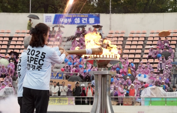 제36회 경주시민체육대회 성화가 25만 시민들의 염원을 담아 성화대에 점화하고 있다