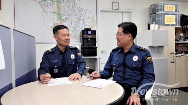 이경준 지구대장과 음악봉사단 임길택 경감(오른쪽) 모습. /송은경 기자