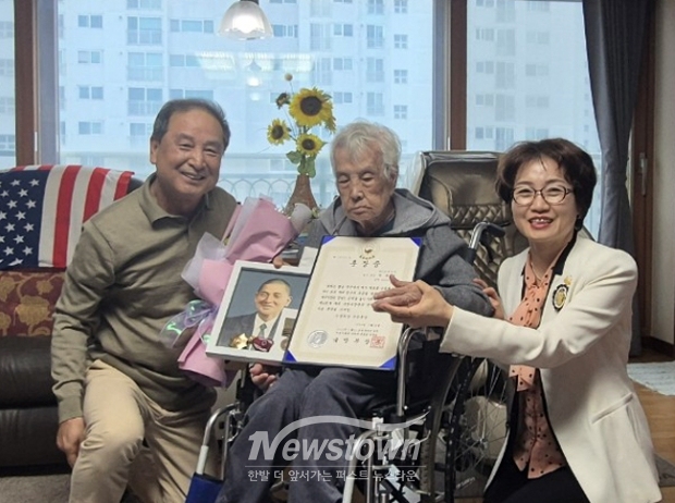 故백재경 병장 유족에게 화랑무공훈장 전수