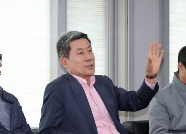 이강덕 포항시장은 6일 시청 브리핑룸을 찾아 수소특화단지 지정과 서유럽 출장 성과를 언론에 공유하는 한편 11일부터 17일까지로 예정된 아제르바이잔 바쿠와 튀르키예 이스탄불 순방 계획을 밝혔다.