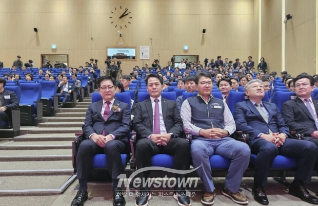 권명호 동서발전 신임사장이 김성관 노조위원장 등 직원들과 사진촬영을 했다./한국동서발전