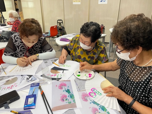 대산종합사회복지관 '성인문해교실‘ 에 참여한 어르신들이 특별활동으로 부채를 만들고 있다.