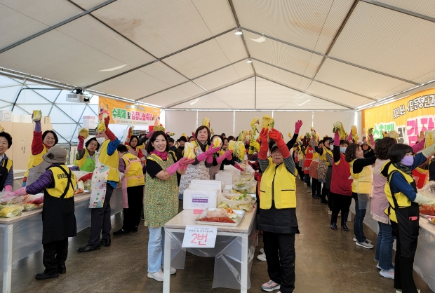 부천시는 지난 7~9일 상동호수공원에서 ‘김장 나눔 축제와 수확제’를 성황리에 개최했다.