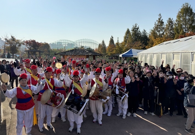 부천시 김장 나눔 축제에서 시민 재능기부 문화공연이 펼쳐지고 있다.