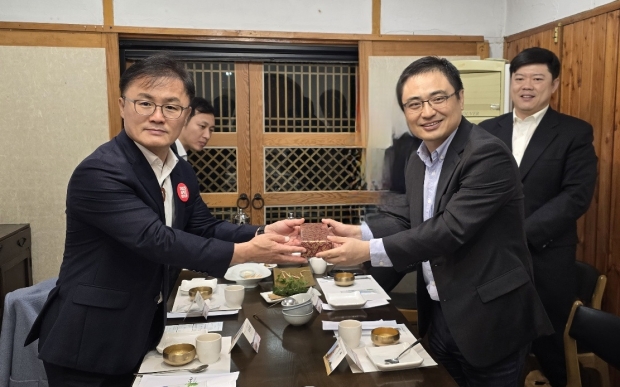 20일 송호준 경주시 부시장이 경주를 찾은 팡쿤(사진 앞줄 우측) 주한 중국 대리대사와 지역의 한 식당에서 만나 환담을 나누고 있다.