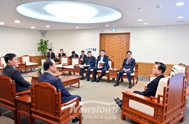 김태흠 충남도지사가 11월 25일 이영조 한국중부발전 사장, 권명호 한국동서발전 사장, 이정복 한국서부발전 사장 등 도내 발전 3사 신임 사장들과 만나 탄소중립 실현을 위한 발전·협력 방안을 논의했다.
