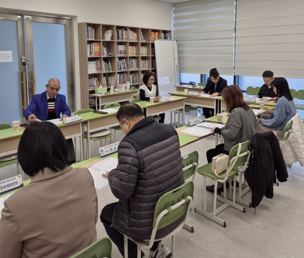 외국인 주민 대표자들이 정책 제안을 하고 있다.