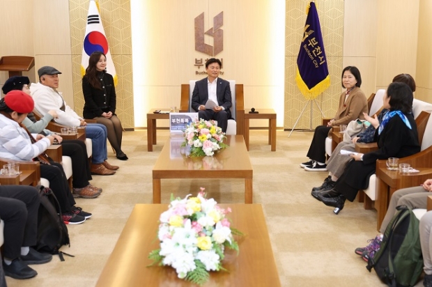 조용익 부천시장과 부천시강사협동조합원이 시정에 관한 질의응답을 하고 있다.