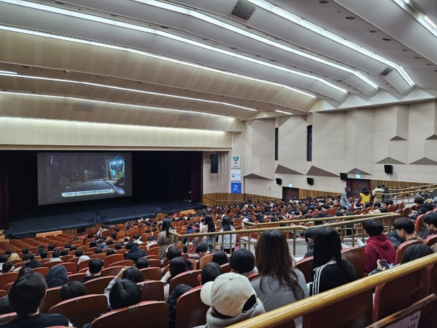 2024년 수학능력시험을 치른 고등학생들이 영화를 관람하기 전 홍보영상을 시청하고 있다.