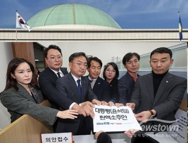 야권 6당은 4일&nbsp;오후 2시 43분 국회 의안과를 방문해 탄핵소추안 제출
