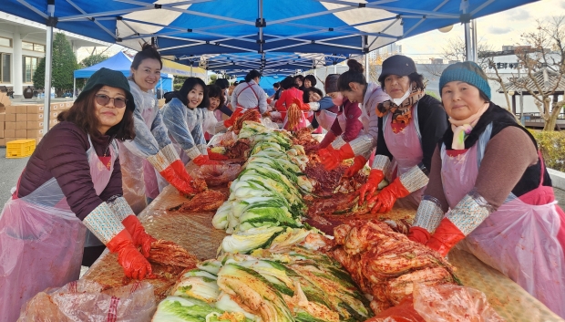 한국여성농업인 경주시연합회는 지난달 27일 농업인회관에서 ‘소외계층 김장 나눔행사’를 개최하고 있다