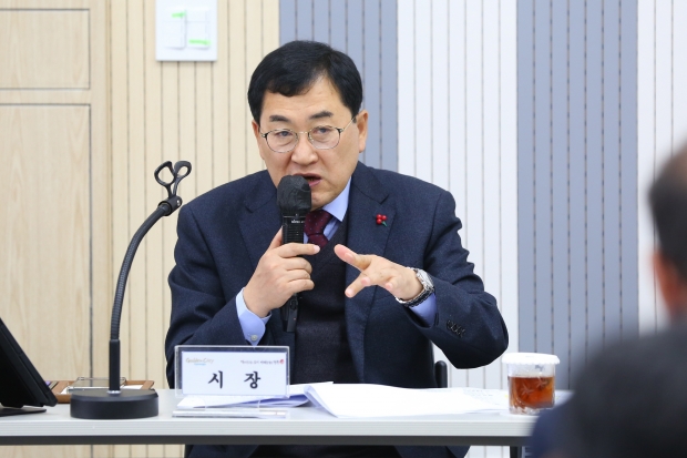 주낙영 경주시장이 9일 오전 청사 내 대회의실에서 올해 마지막 읍면동 회의를 주재하고 있다.