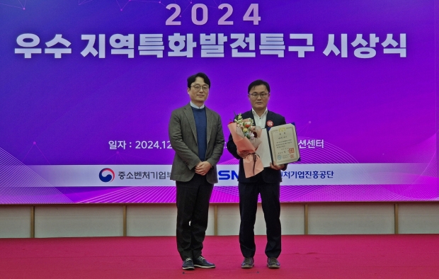10일 경주화백컨벤션센터에서 열린 ‘중소벤처기업부 운영성과 평가 대통령상 수상 및 시상식’에서 송호준(사진 우측) 경주시 부시장이 대통령상을 수상한 후 이귀현 중소벤처기업부 특구혁신기획실장과 기념촬영을 하고 있다.