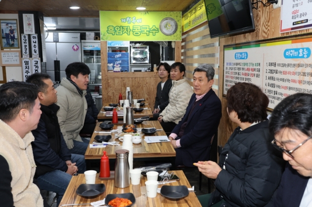 이강덕 포항시장이 11일 중앙동 원도시 일원 상점가를 방문해 소상공인들을 만나 격려하고 애로사항을 청취하며 오찬을 가졌다