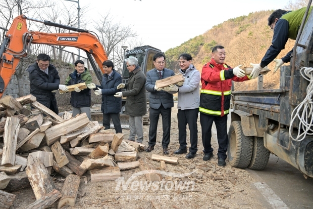 ‘사랑의 땔감 나누기’ 행사