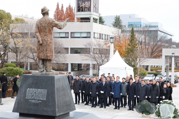 포항시는 13일 故 청암 박태준 포스코 명예회장 서거 13주기를 맞아 포스텍 노벨동산에서 추모행사를 가졌다.