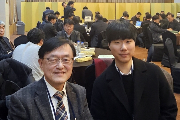 호서대학교 시스템제어공학과 서보기기제어 연구실 소속 석사과정 송승민 학생 외 4인이 ‘2024년도 제55회 대한전기학회 하계학술대회’에서 최우수 논문에 선정됐다. 사진) 좌측부터 홍선기 지도교수,  송승민 군