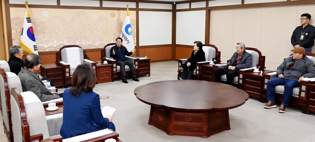 유정복 인천광역시장이 27일 시청 접견실에서 유선옥 국가무형유산 완초장에게 인정서를 수여하고 국가무형유산 보유자들과 간담회를 갖고 있다