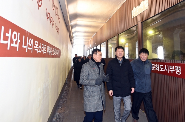 새롭게 정비된 동암굴다리 현장을 방문하고 있는 차준택구청장