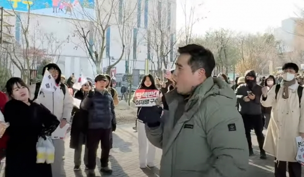 윤석열 대통령 탄핵 반대 집회에 나온 2030 세대/그라운드C 유튜브 동영상 캡처