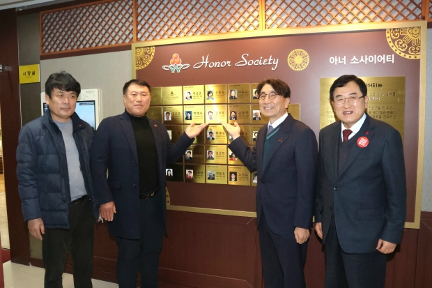 경주시와 경북사회복지공동모금회는 6일 청사 내 대외협력실에서 감포읍 소재 김명수젓갈의 김헌목(사진 중앙) 대표에게 아너소사이어티 회원 인증패를 전달한 후 기념촬영을 하고 있다.