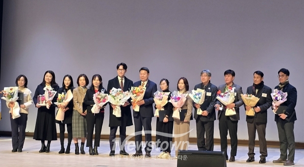 당진시탄소중립지원센터가 지난 1월 6일 당진시청에서 열린 2025년 당진시 시무식에서 환경정책 발전과 당진시 탄소중립 선도도시 선정에 기여한 공로를 인정받아 충청남도지사 표창을 수상했다.