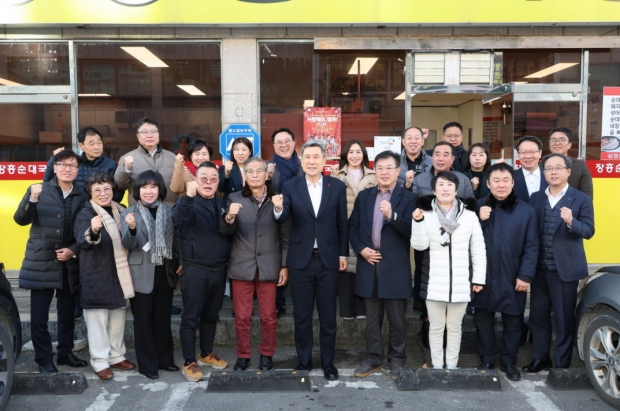 이강덕 시장이 지난해 연말 지역 내 소상공인 관련 단체 및 전통시장 상인회, 금융기관 관계자 등과 죽도시장 내 식당에서 지역 경제 활성화를 위한 조찬 간담회를 가진 후 기념촬영을 하고 있다.