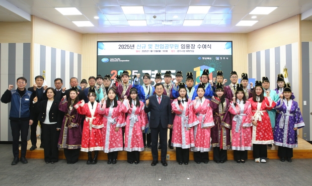 경주시는 13일 청사 내 대회의실에서 신규 공무원 26명의 임용장 수여식을 열고, 공직에 첫발을 내딛는 순간을 격려하고 있따.