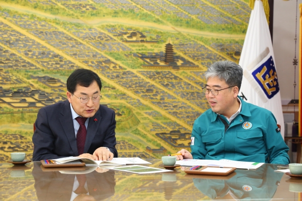 지난해 12월 주낙영 경주시장(좌)과 임상섭 산림청장(우)이 시청 대외협력실에서 소나무재선충병 방제전략을 논의하고 있다