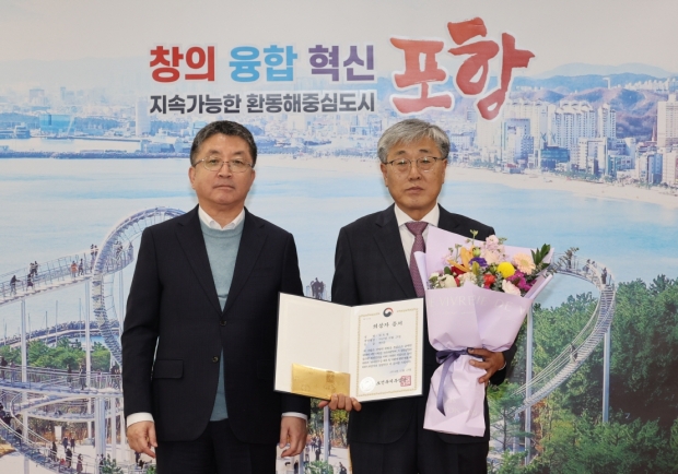 왼쪽부터 장상길 부시장, 김도엽 씨